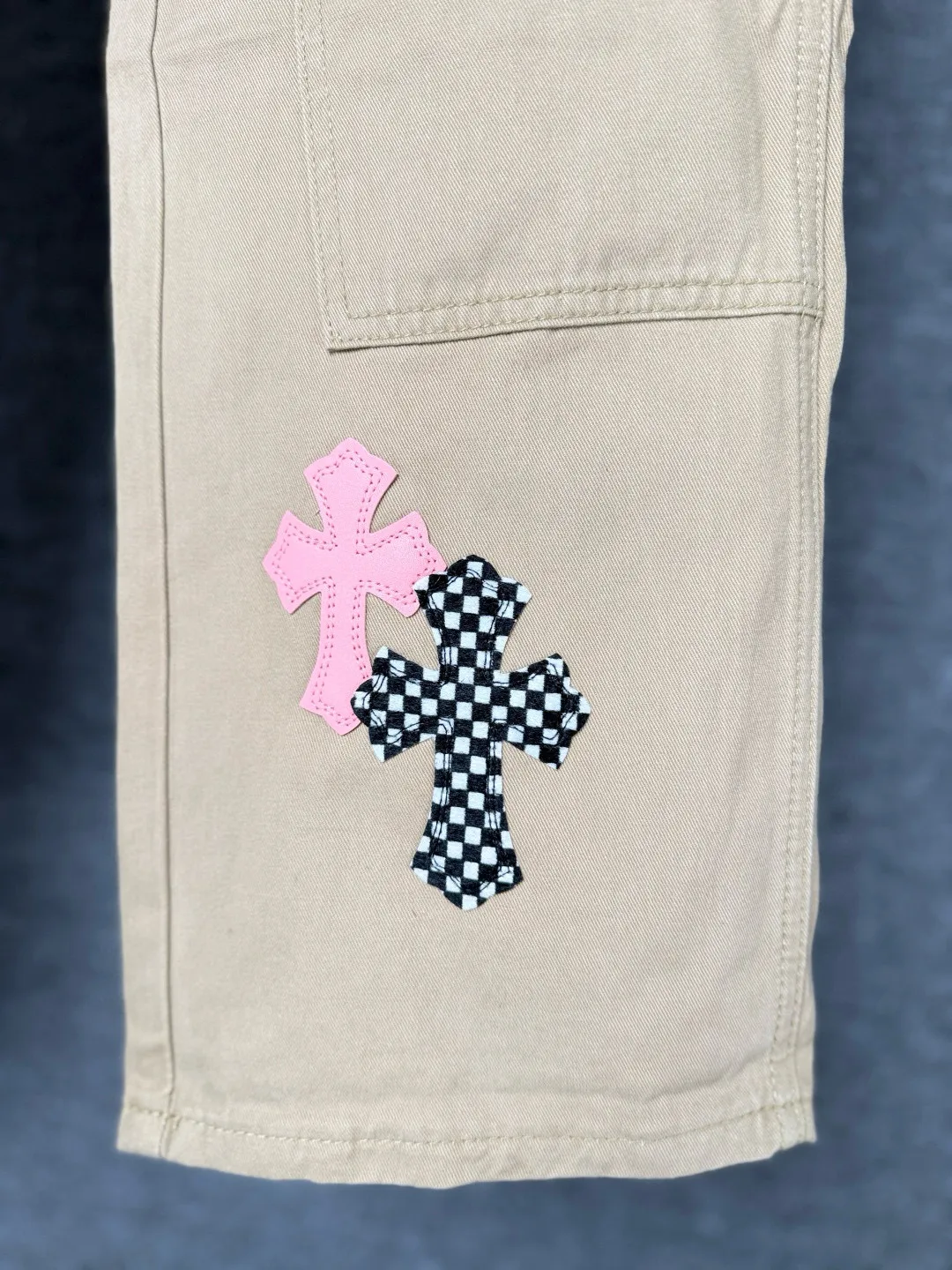 P270 💰 (Top version) Chrome Hearts cherry blossom pink leather logging spliced ​​washed jeans, truly restores the ultimate vintage texture, three-dimensional version, loose and comfortable, not picky about the figure, taller and slimmer, factory precision, original quality control, same style for men and women, can be matched with couples, versatile recommendation, must-have jeans for all seasons, fashionable people have been disappointed. From the quality selection of fabrics, the tailoring of details, and the matching of patterns, they are all impeccable! The upper body is so handsome when worn...it can be easily worn by men, women and children! The craftsmanship is made of heavy-duty washed pure cotton denim fabric. After washing, it is soft and thick and looks very stylish when worn. Color: Khaki Size: 28-30-32-34 (corresponds to S-M-L-XL)